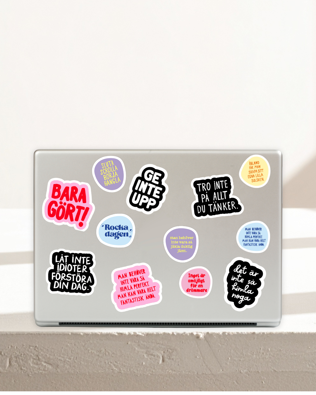 Sticker | Var glad i onödan