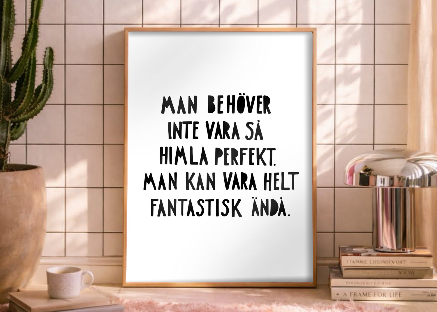 Vit poster med svenskt budskap i rosa inredning